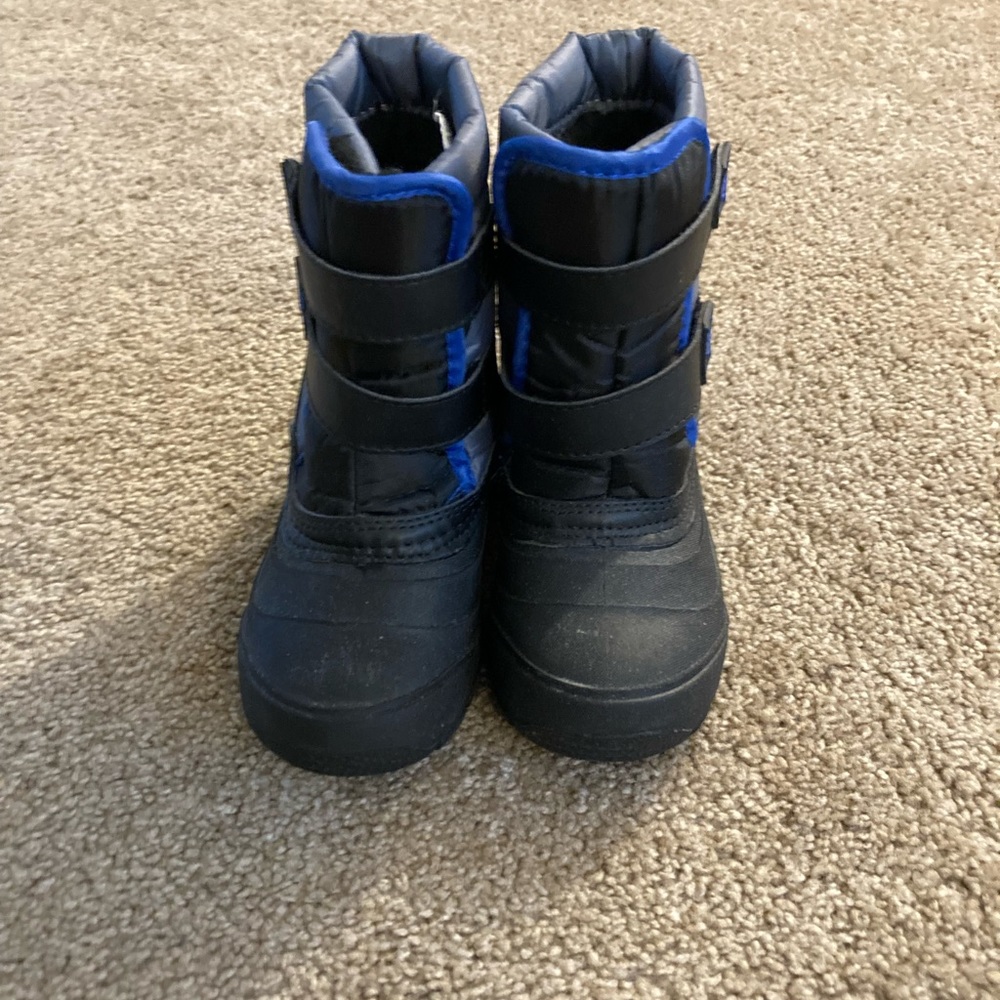 Toddler size 9 snow boots